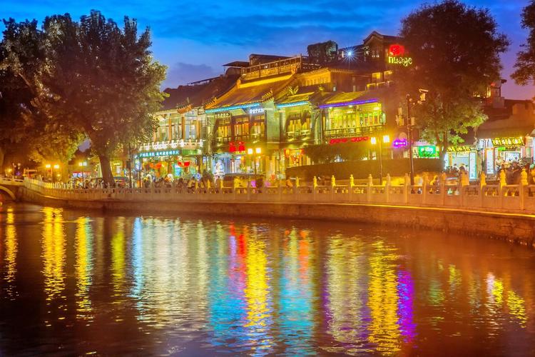 什刹海酒吧,古典与现代交融的夜生活图景 综合便民 什刹海酒吧,古典与现代交融的夜生活图景 什刹海酒吧,古典与现代交融的夜生活图景 综合便民