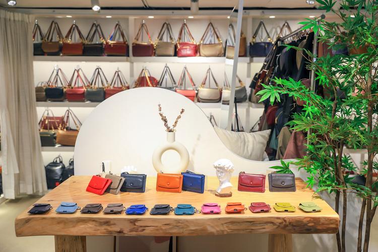 匠心独运,皮具奢侈品店装修赏析_品味非凡生活空间 综合便民 匠心独运,皮具奢侈品店装修赏析_品味非凡生活空间 匠心独运,皮具奢侈品店装修赏析_品味非凡生活空间 综合便民